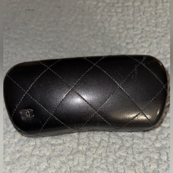 Authentic CHANEL quilted sunglasses case & dust cloth main image 4